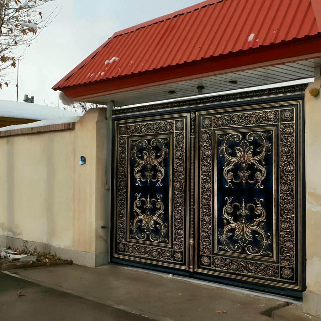 درب آهنی شیک و ساده با فریم تقویت شده و قاب منظم