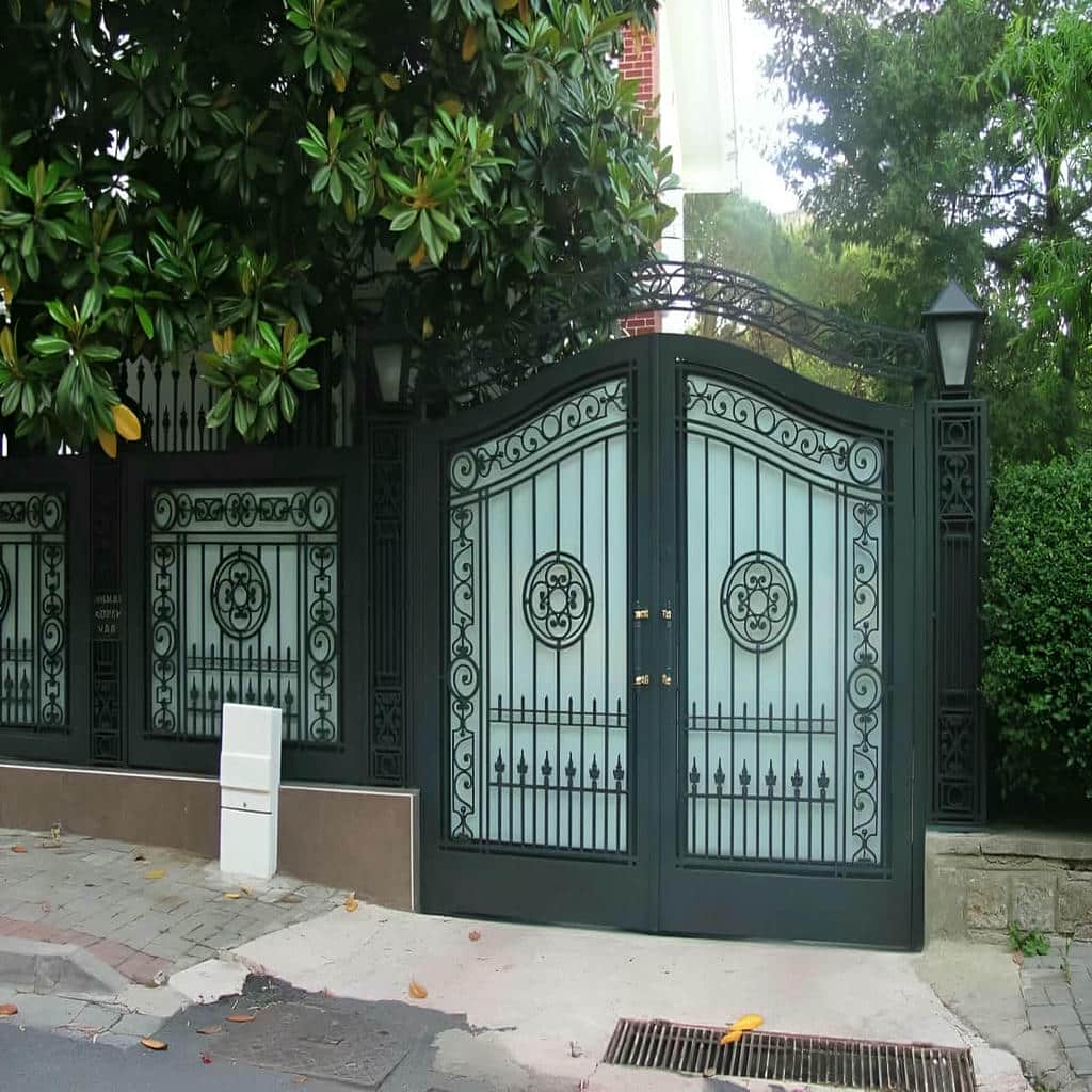 درب فلزی باغ با ریل روان برای مسیر خودرو