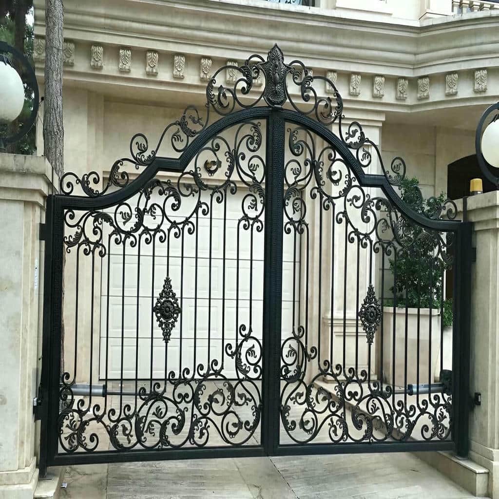 درب حیاط CNC با هماهنگی رنگ و نمای ساختمان