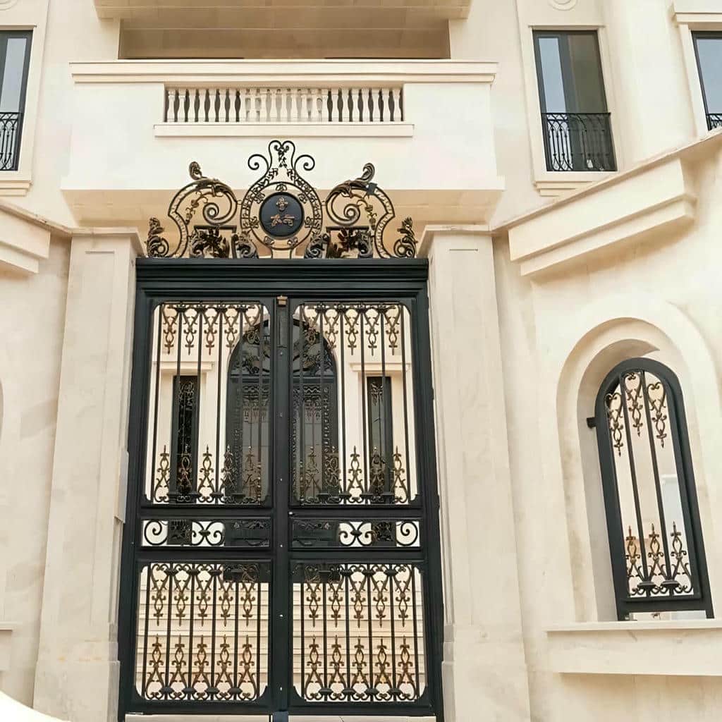 درب حیاط نفررو با هماهنگی رنگ و نمای ساختمان