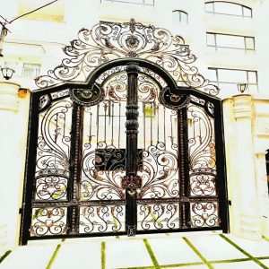 درب ویلایی فلزی شیشه خور با فریم مستحکم در ورودی اصلی