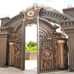 درب ویلایی آهنی با فریم مستحکم در ورودی اصلی
