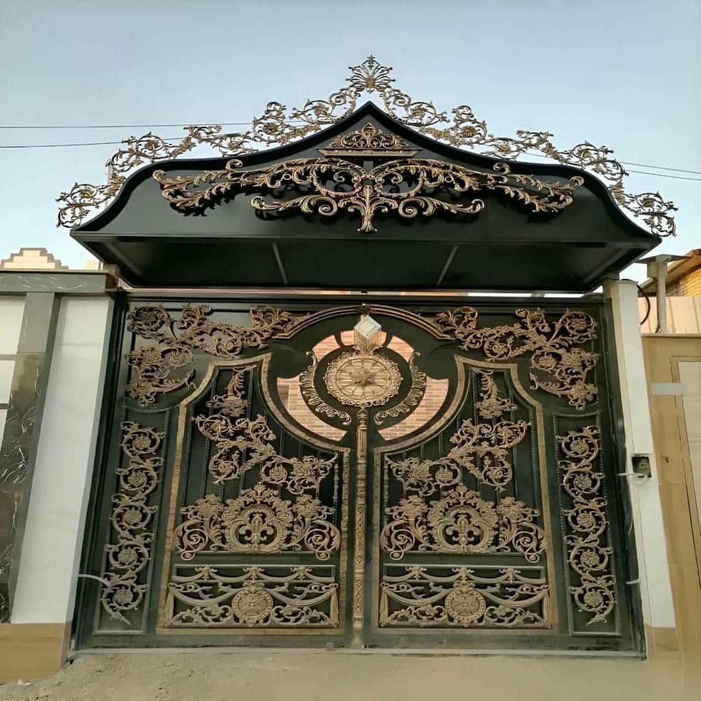 درب دو لنگه فلزی با مدل کلاسیک مناسب حیاط