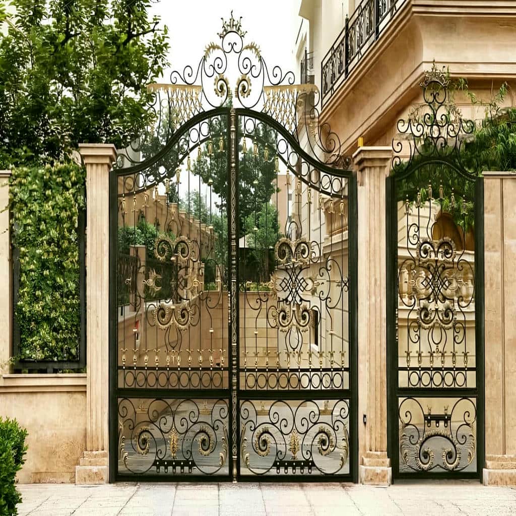 درب حیاط کوچک با قفل ایمن و یراق مقاوم