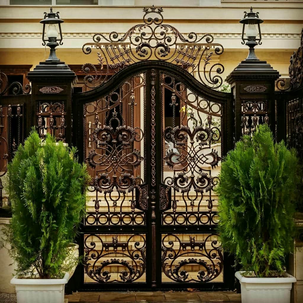 درب حیاط ساده و شیک با برش منظم ورق بدنه