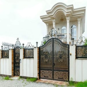 درب حیاط کوچک با فریم محکم و رنگ مات