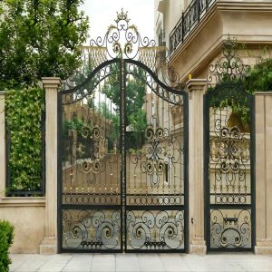 درب حیاط مشکی با فریم محکم و رنگ مات