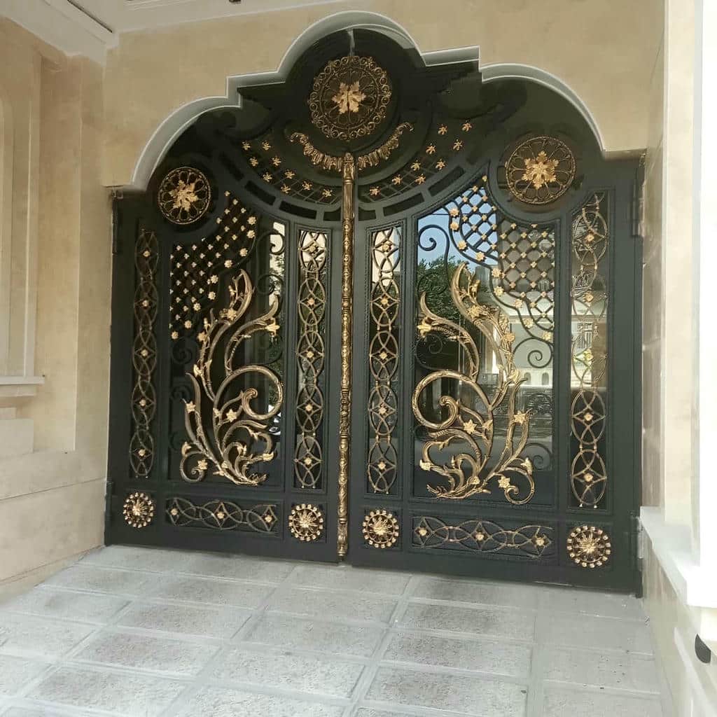 درب پارکینگ شاسی فلزی با طرح کلاسیک مناسب ورودی باغ