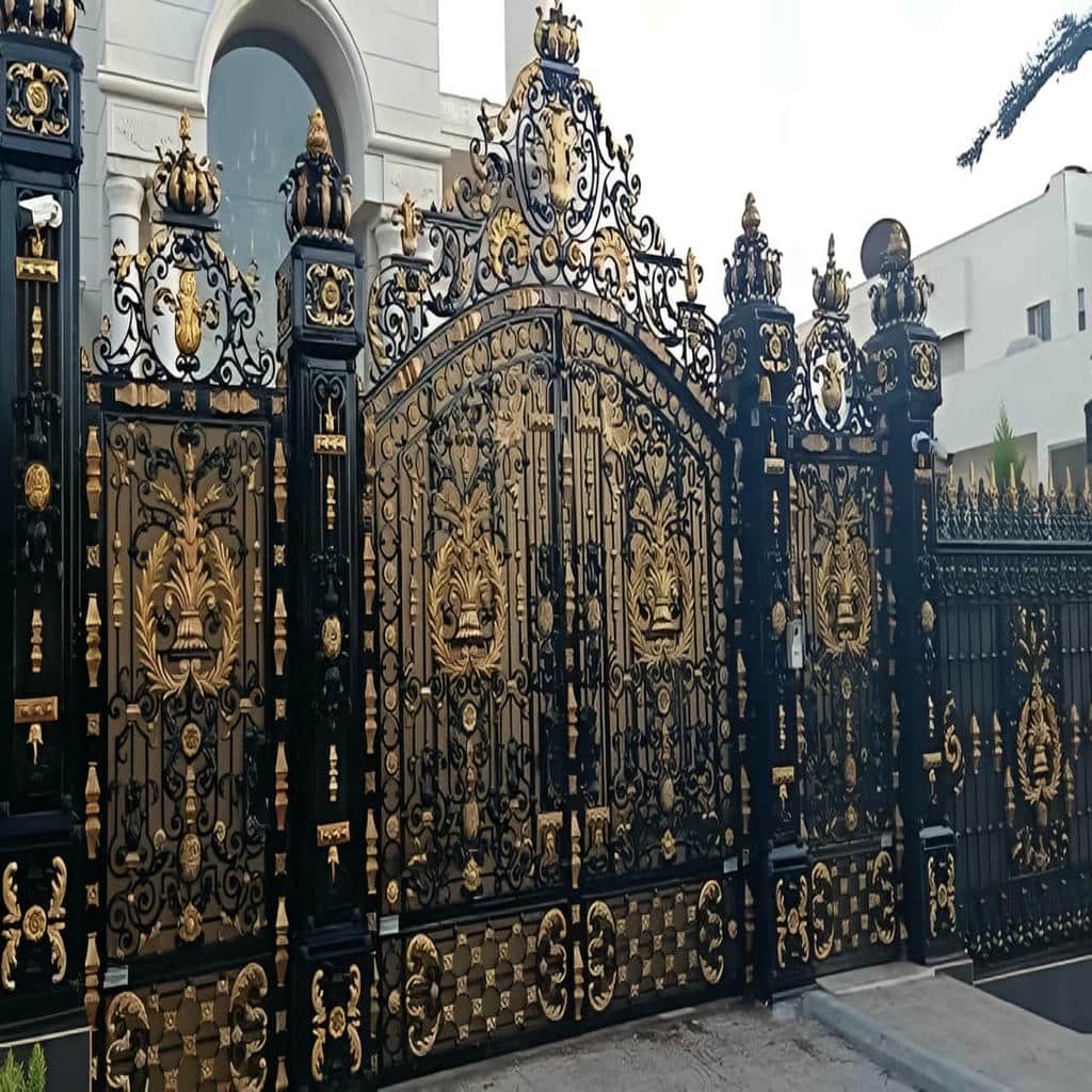 درب ویلا مدرن با قاب مینیمال هماهنگ با نما