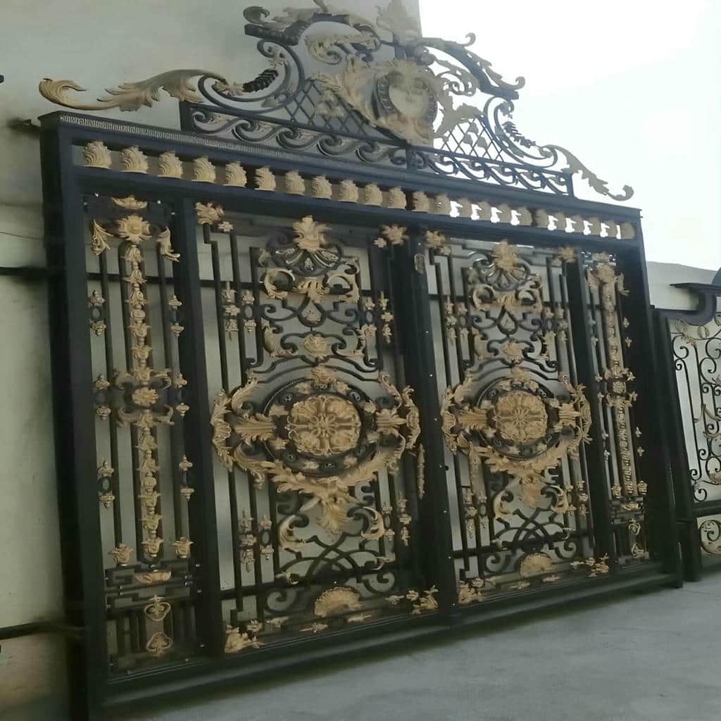 درب آهنی باغ با ریل روان برای مسیر خودرو