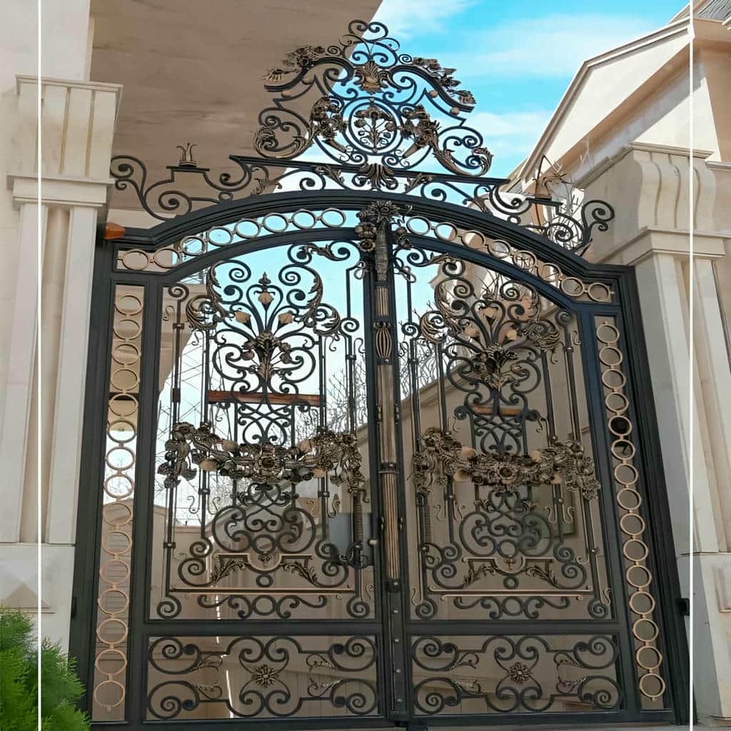 درب پارکینگ مشکی طلایی با قاب طلایی و زمینه مات