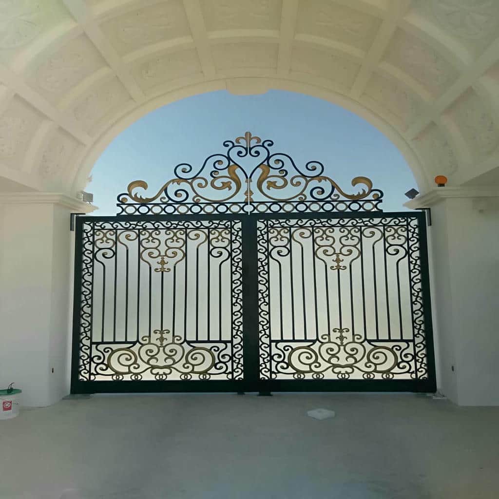 درب حیاط کوچک با رنگ ضدزنگ و سطح یکدست
