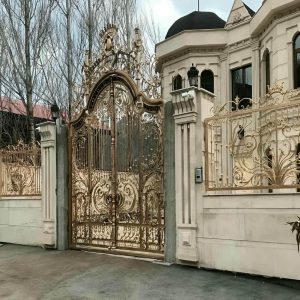 درب حیاط دو لنگه با فریم محکم و رنگ مقاوم