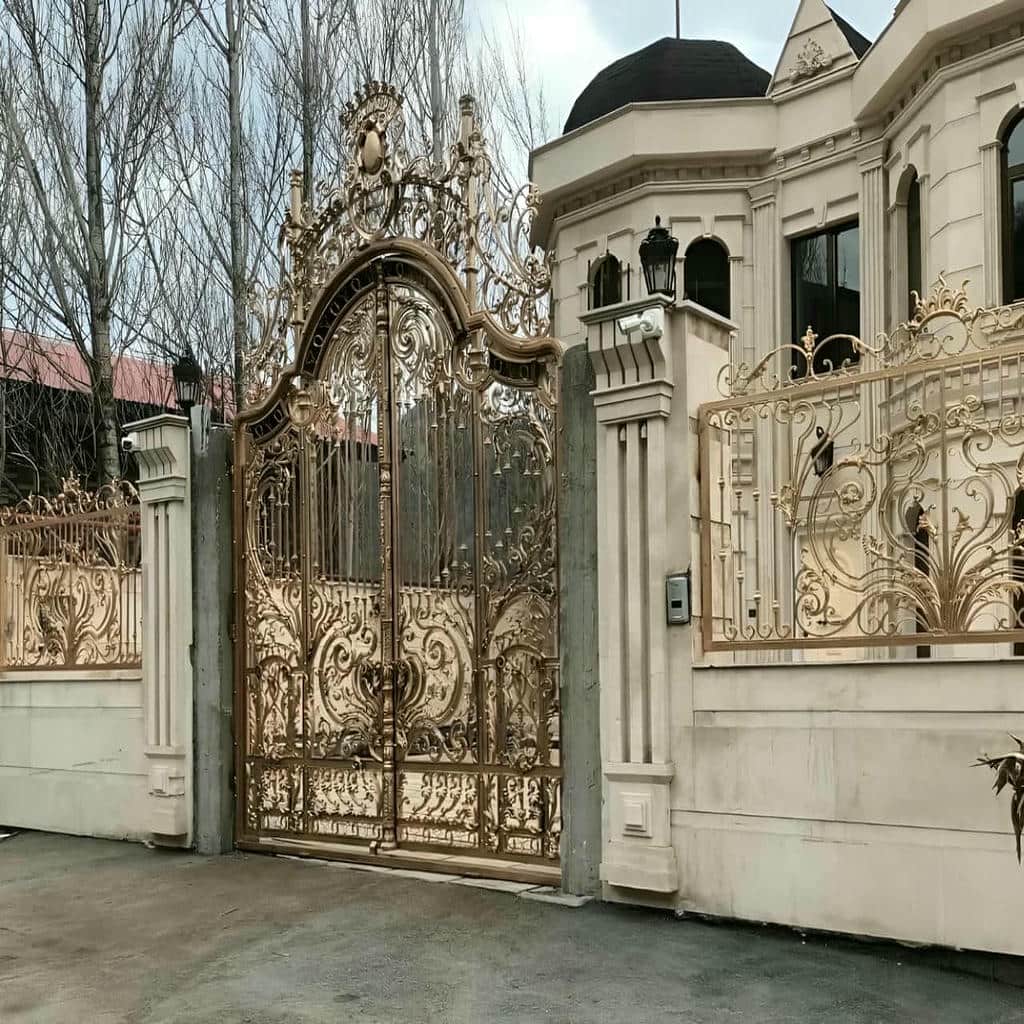 درب حیاط دو لنگه با فریم محکم و رنگ مقاوم 11 طرح درب حیاط دو لنگه فلزی