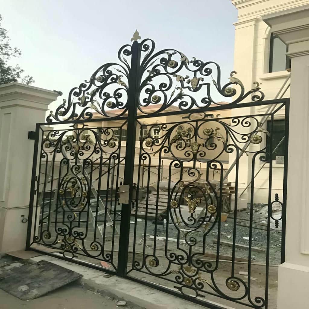 درب پارکینگ ویلا با جوشکاری تمیز روی شاسی اصلی