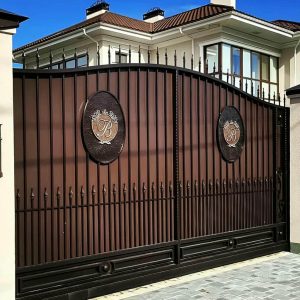 درب ویلایی سفید طلایی لوکس با فریم مستحکم در ورودی اصلی