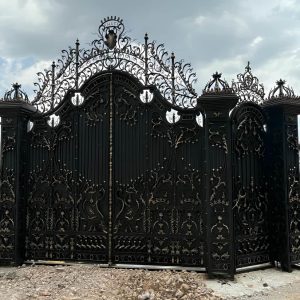 درب ویلایی حیاط شیک با فریم مستحکم در ورودی اصلی