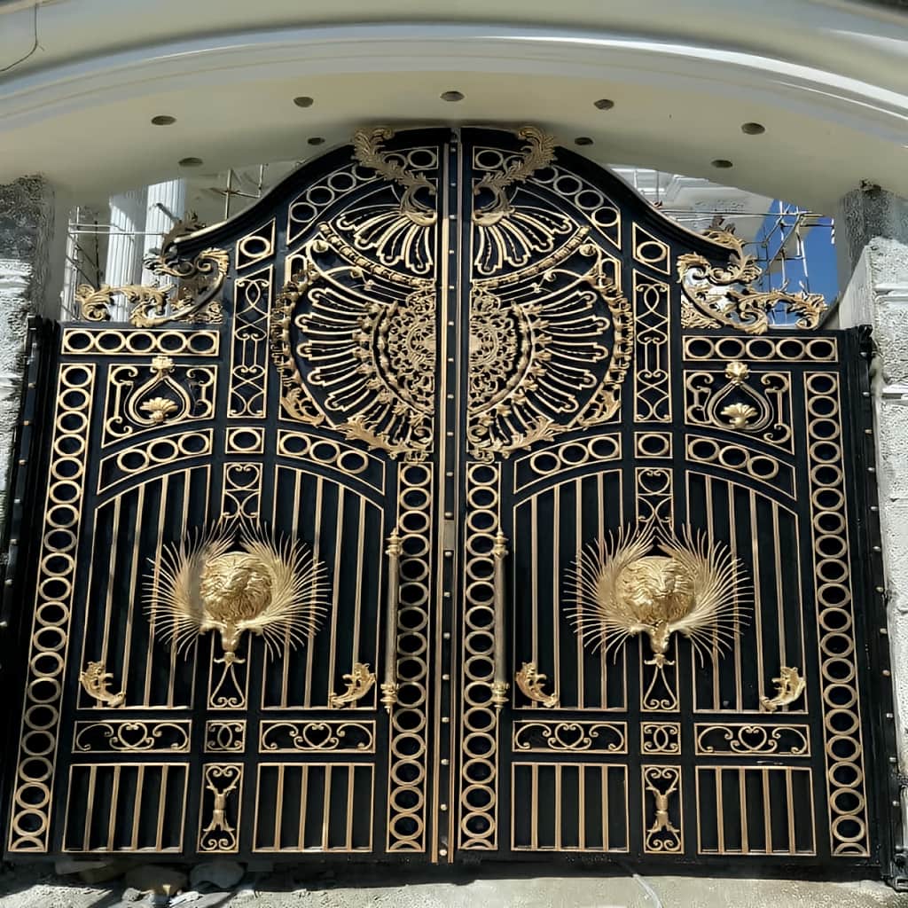 درب حیاط لولایی با جوشکاری تمیز روی قاب