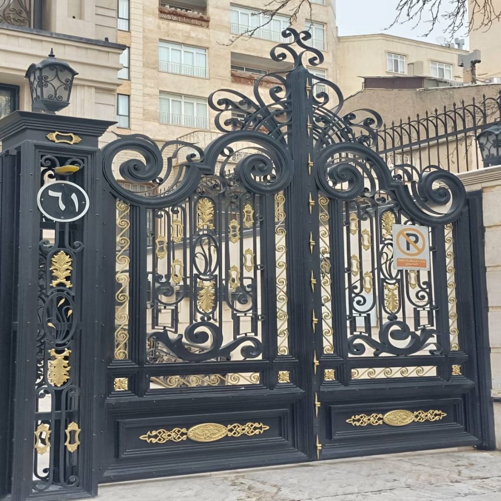 درب ویلایی فرفورژه با فریم مستحکم در ورودی اصلی