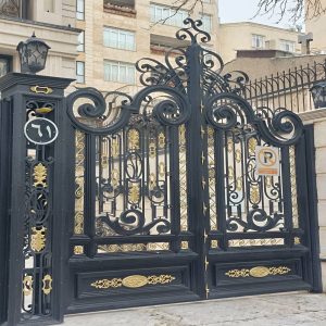 درب ویلایی فرفورژه با فریم مستحکم در ورودی اصلی