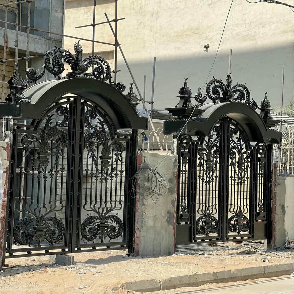 درب حیاط کوچک با طرح کلاسیک و جزئیات ظریف