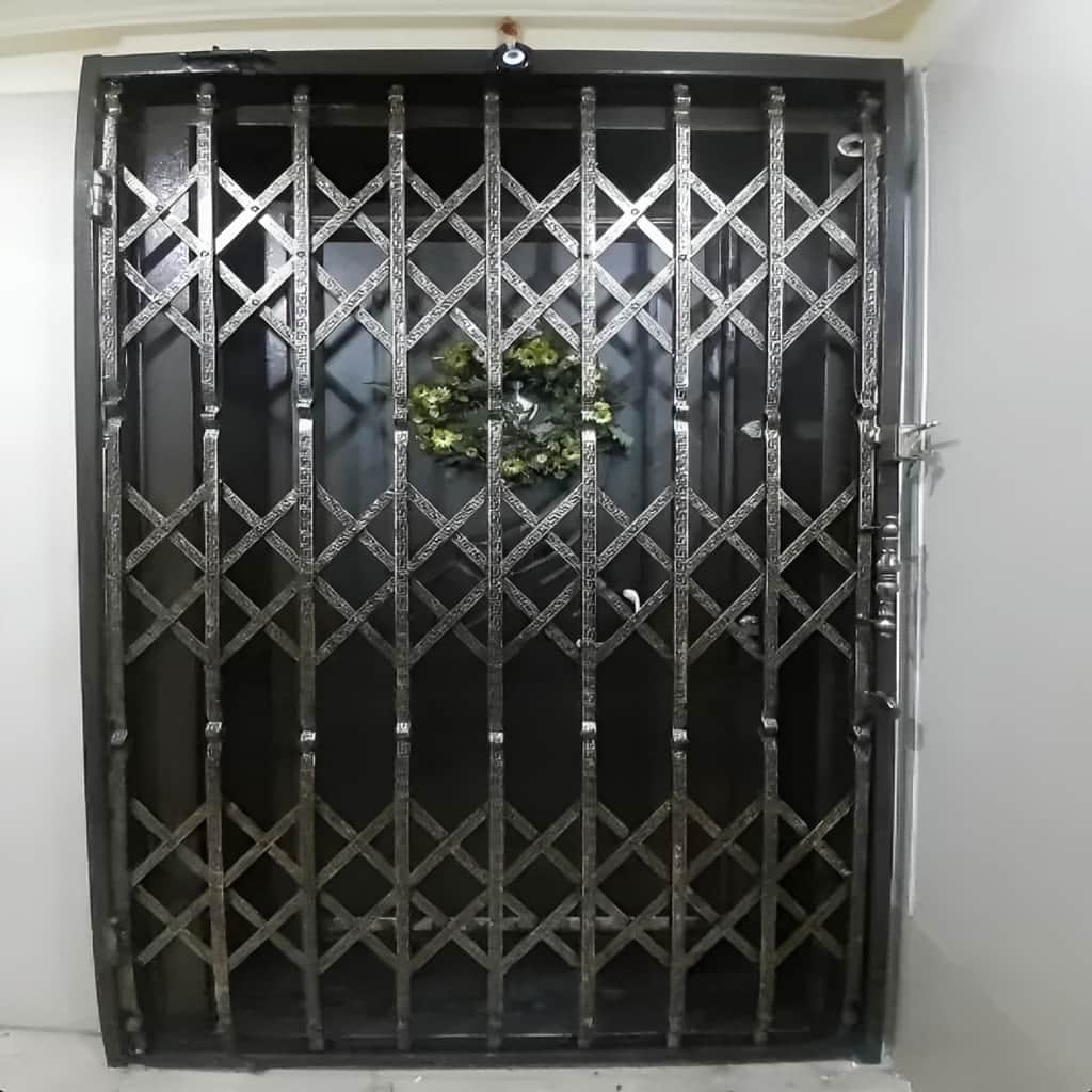 حفاظ کرکره ای در نمونه کار رنگ اجرا شده حفاظ کرکره ای در نمونه کار رنگ اجرا شده