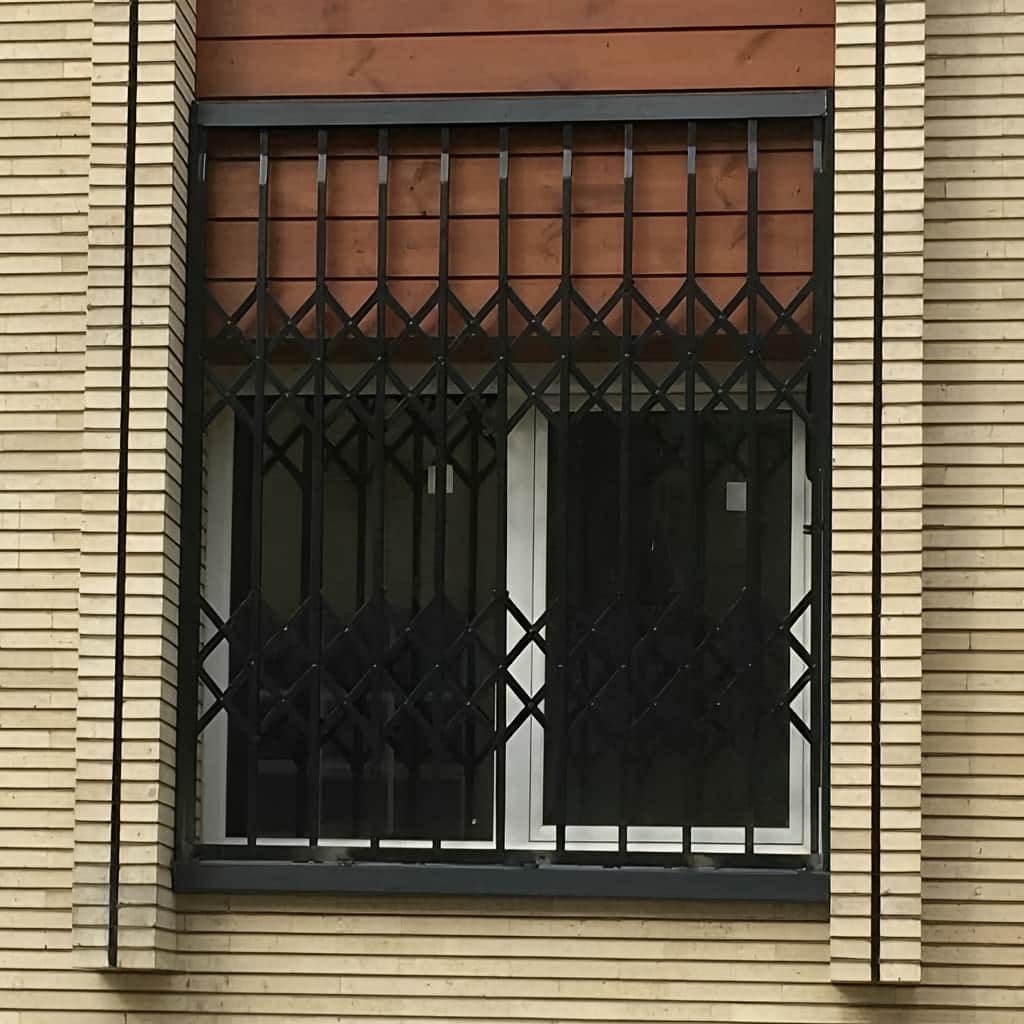 حفاظ پنجره متحرک هنگام بررسی کیفیت متریال حفاظ پنجره متحرک هنگام بررسی کیفیت متریال