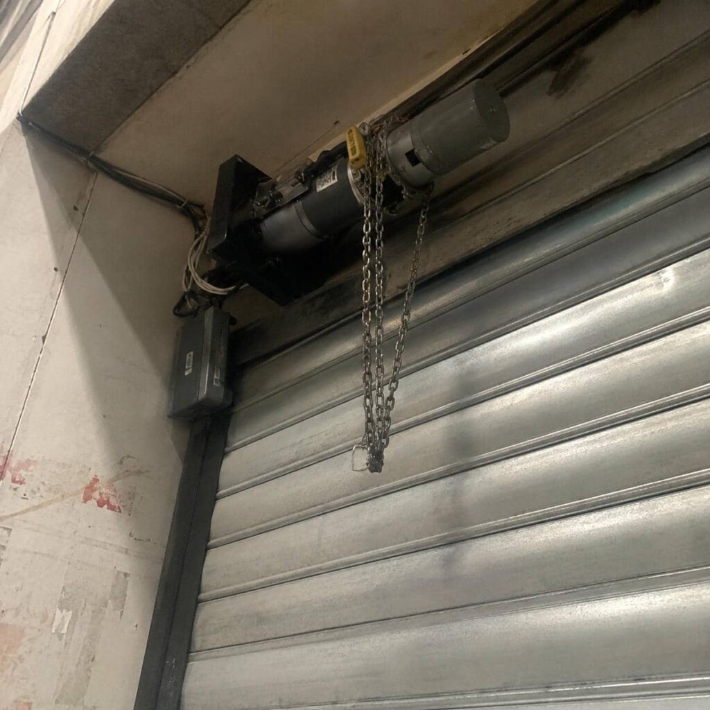 کرکره فولادی در نمونه اجرای ورودی صنعتی