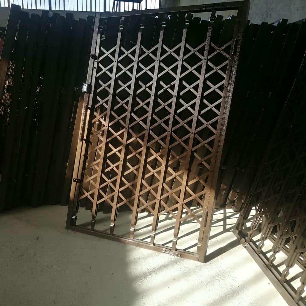 درب آکاردئونی آپارتمان نصب شده روی ورودی واحد