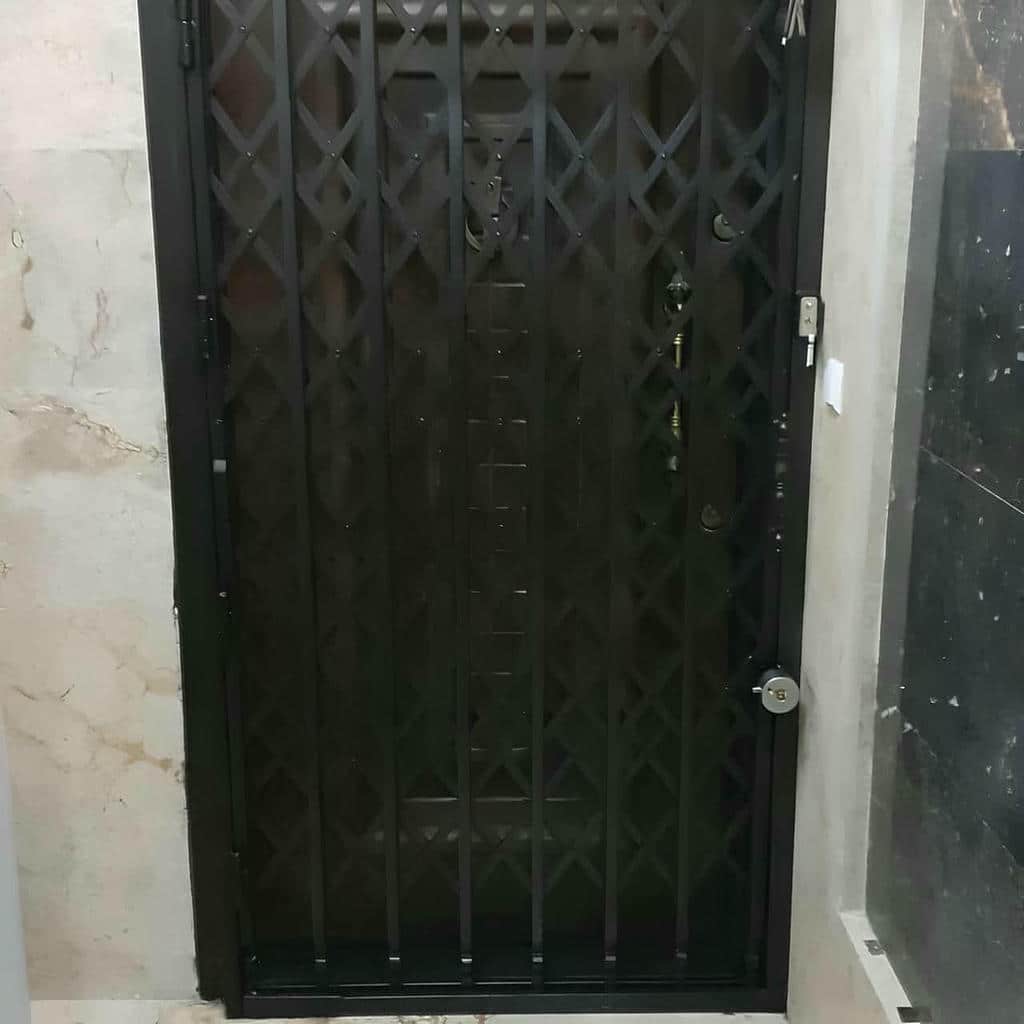 نرده آکاردئونی با اتصالات فلزی منظم نرده آکاردئونی با اتصالات فلزی منظم