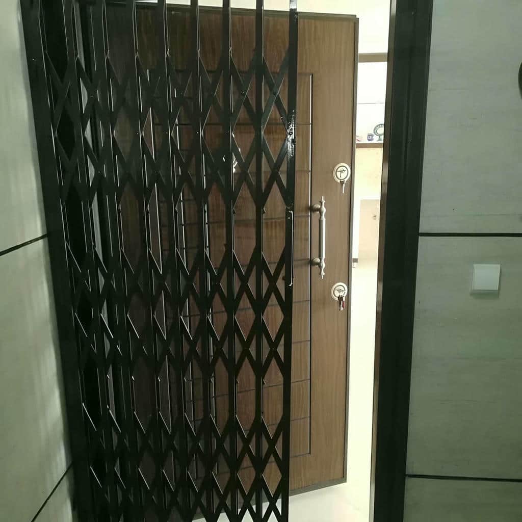 حفاظ درب ورودی سفارشی با جزئیات ظریف فلزی حفاظ درب ورودی سفارشی با جزئیات ظریف فلزی