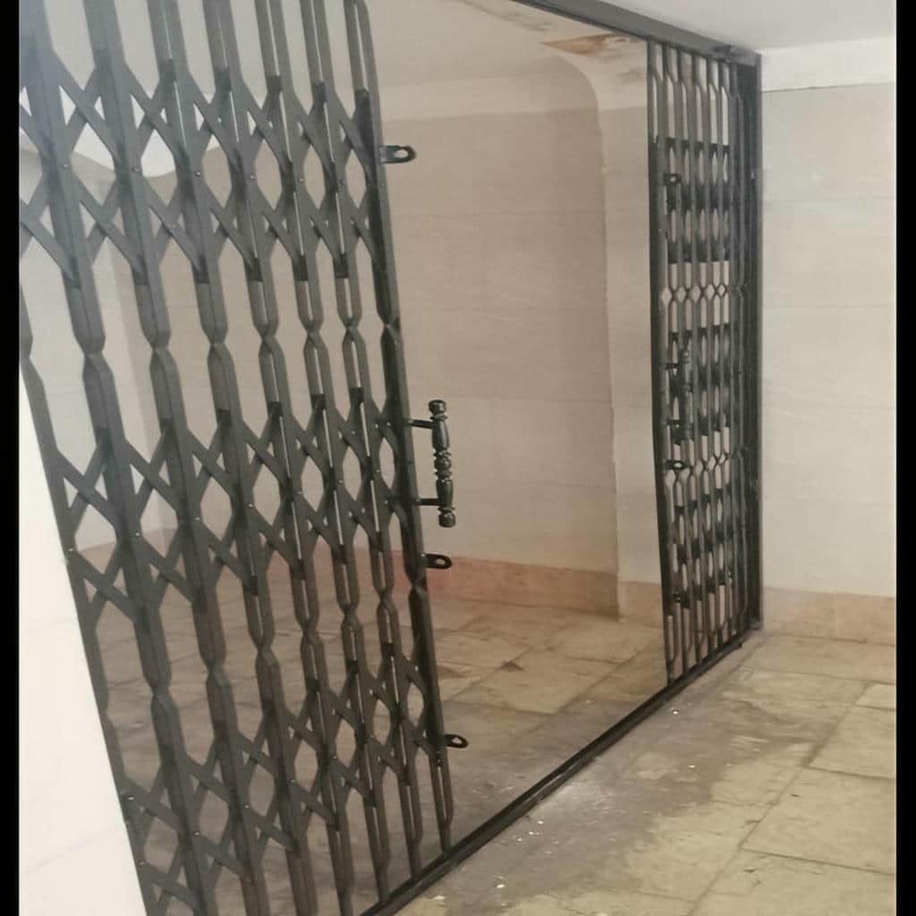 حفاظ کرکره ای با رنگ هماهنگ با نمای ورودی
