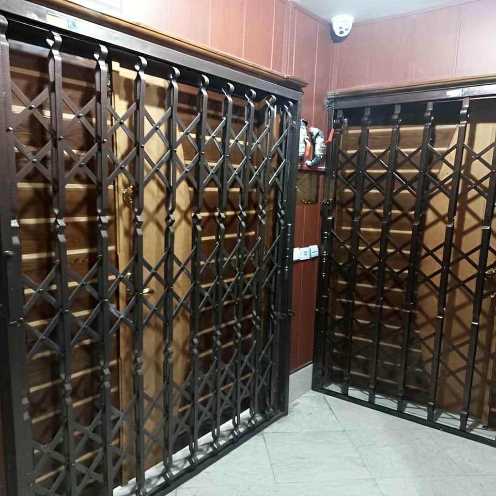 درب آکاردئونی ضد سرقت در مرحله اندازه گیری