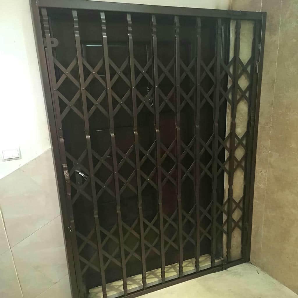 گارد درب آپارتمان سفارشی با اتصالات مقاوم گارد درب آپارتمان سفارشی با اتصالات مقاوم