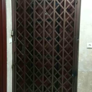 حفاظ آکاردئونی نصب شده روی ورودی ساختمان مسکونی