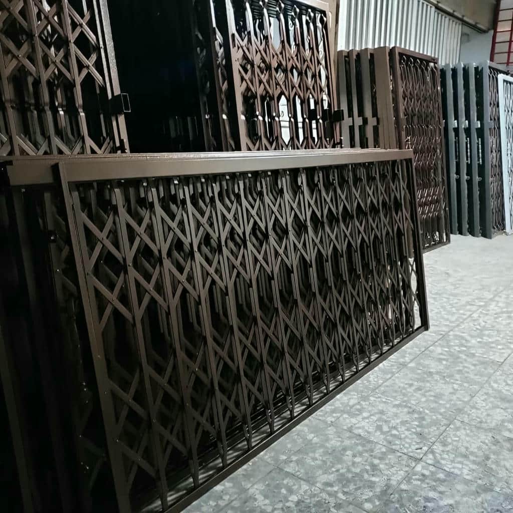 درب آکاردئونی آپارتمان با ریل و اتصالات منظم