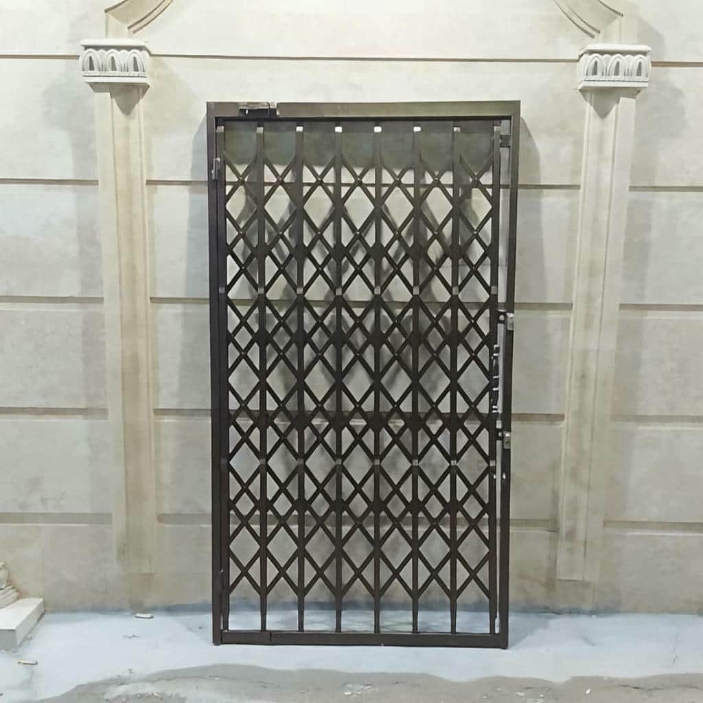 درب آکاردئونی ضد سرقت با چارچوب فلزی ساده