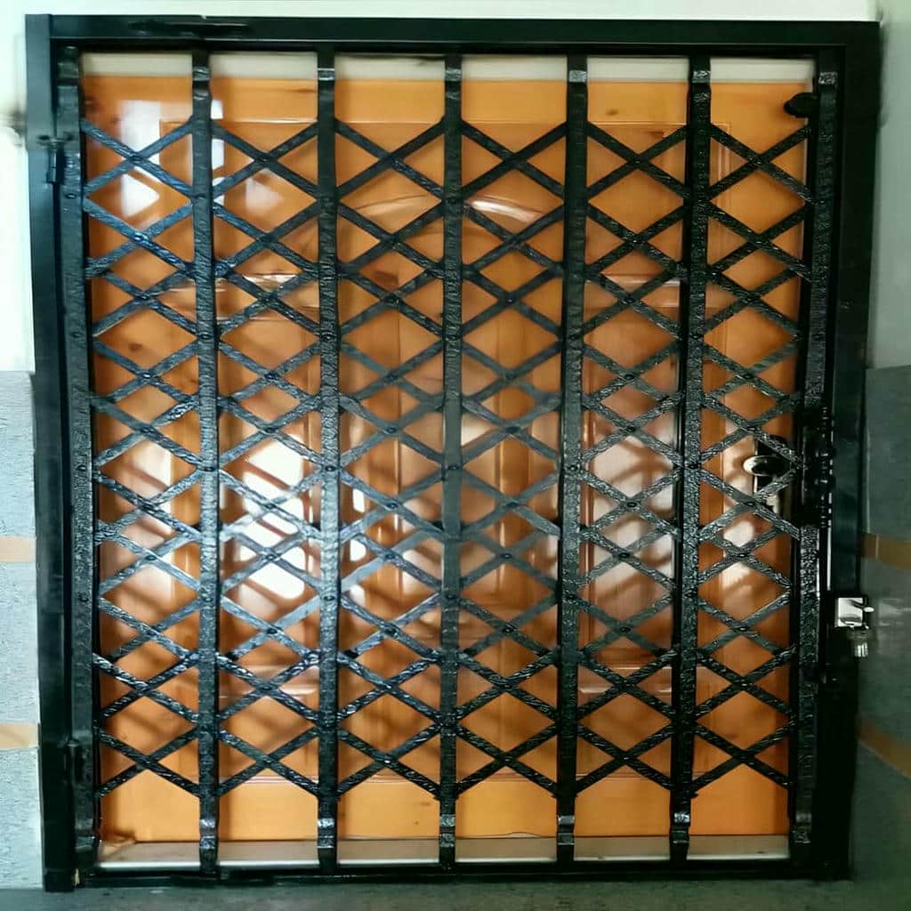 حفاظ لولایی درب در مرحله اندازه گیری ورودی