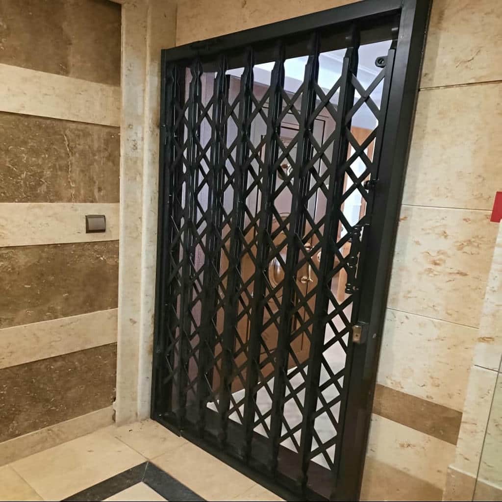 محافظ درب آپارتمان با اتصالات منظم و دقیق