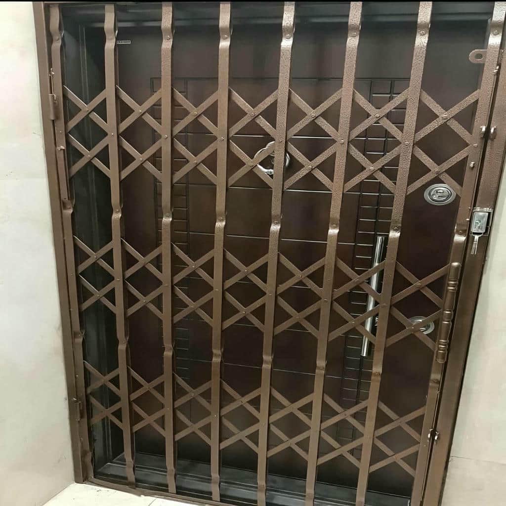 درب حفاظتی آپارتمان در مرحله اندازه گیری دقیق