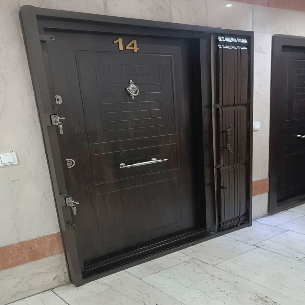 محافظ درب آپارتمان در مرحله اندازه گیری ورودی محافظ درب آپارتمان در مرحله اندازه گیری ورودی