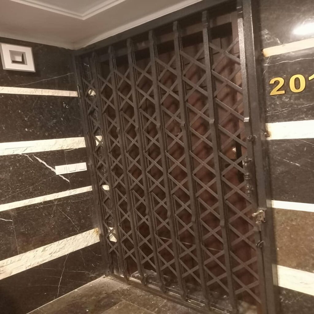 حفاظ ضربدری آکاردئونی سفارشی آماده نصب ساختمان قدیمی