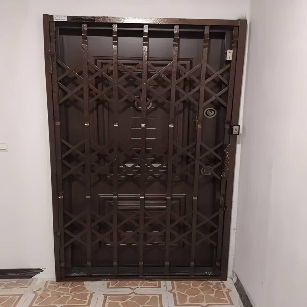 نرده آکاردئونی در مرحله مشاوره انتخاب جنس