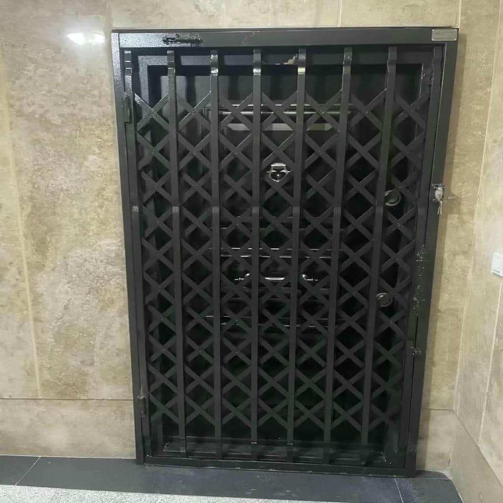 درب آکاردئونی در مرحله اندازه گیری دقیق