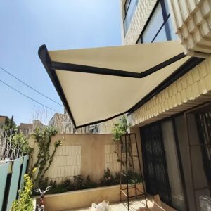 سایبان ریموت دار با پارچه هماهنگ رنگ نمای ساختمان