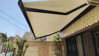 سایبان ریموت دار با پارچه هماهنگ رنگ نمای ساختمان