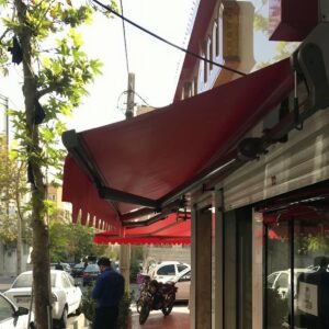 سایبان تاشو نصب شده در ورودی مجتمع پرتردد