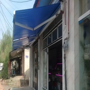 سایبان حیاط نصب شده بالای فضای اصلی ورودی