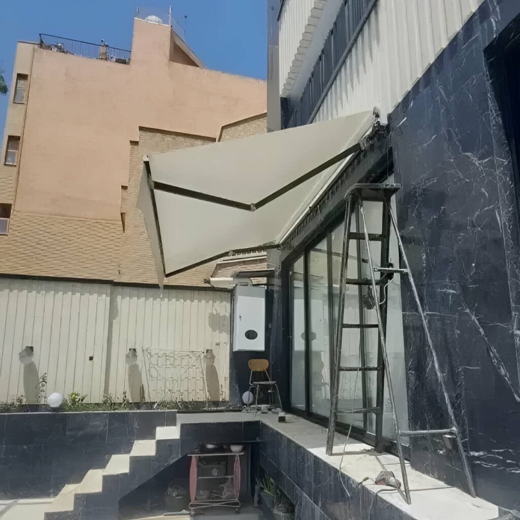 سایبان ضد آب با پوشش کشیده و لبه های مرتب