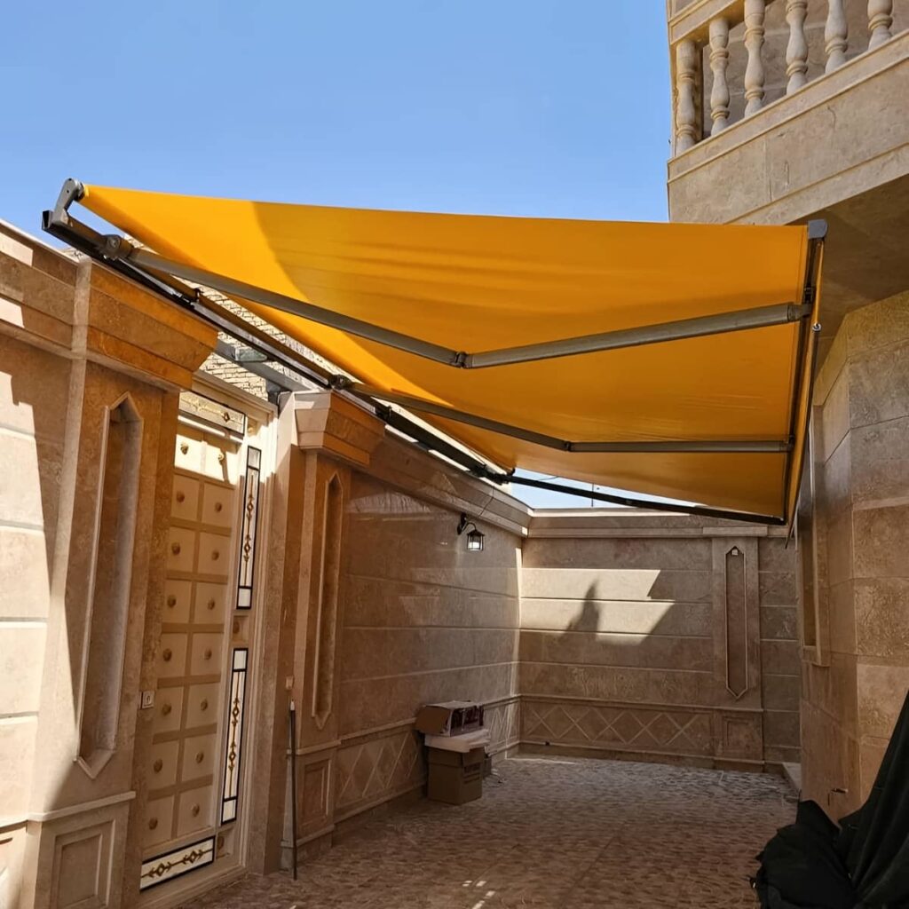 سایبان تاشو با پوشش جمع شده کنار دیوار